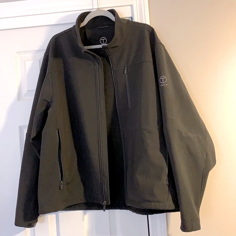 TECH by Tumi men’s soft shell black jacket with fleece lining.